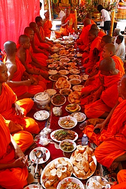 Monks eating a meal on Meak Bochea (Makha Bucha) holiday, Udong, Cambodia, Indochina, Southeast Asia, Asia