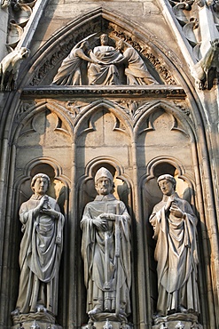 Apostle sculptures, South facade, Notre Dame Cathedral, Paris, France, Europe