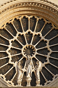 Rose window, Western facade, Notre Dame cathedral, Paris, France, Europe