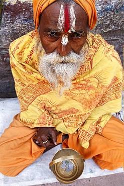 Holy man begging outside a temple, Vrindavan, Uttar Pradesh, India, Asia