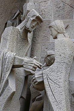 Pilate washing his hands and his wife Claudia, sculpture by Joseph Maria Subirachs, Passion Facade, Sagrada Familia Basilica, Barcelona, Catalonia, Spain, Europe