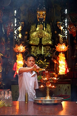 Buddhist worshipper, Taoist temple, Jade Emperor pagoda (Chua Phuoc Hai), Ho Chi Minh City, Vietnam, Indochina, Southeast Asia, Asia