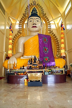 Tall statue of a seated Shakyamuni Buddha, Sakyamuni Buddha Gaya temple, Singapore, Southeast Asia, Asia