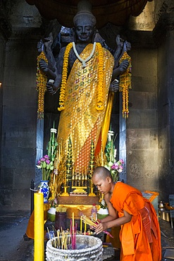 Novice monk and Vishnu statue, Angkor Wat, UNESCO World Heritage Site, Siem Reap, Cambodia, Indochina, Southeast Asia, Asia