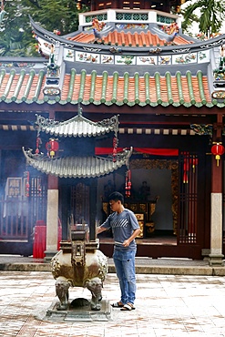 Thian Hock Keng Temple, Buddhist worshipper burning incense sticks, Singapore, Southeast Asia, Asia