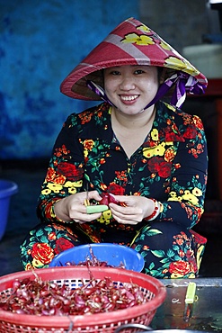 Close-up of woman peeling garlic at local food market, Vung Tau, Vietnam, Indochina, Southeast Asia, Asia