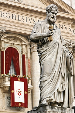 Pope's balcony and statue of St. Peter outside St Peter's Basilica, Vatican, Rome, Lazio, Italy, Europe