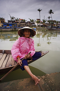 Old woman waiting to ferry passengers across the Thu Bon River, Hoi An, Vietnam, Indochina, Southeast Asia, Asia