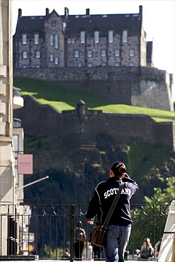 Edinburgh castle seen from the historical center of the city, Edinburgh, Lothian, Scotland, United Kingdom, Europe