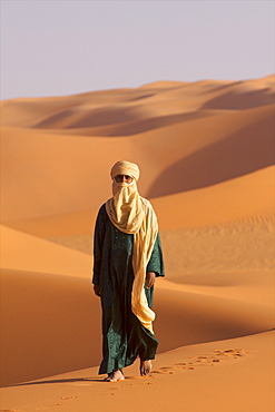 A Tuareg on the dunes of the erg of Murzuk in the Fezzan desert, Libya, North Africa, Africa