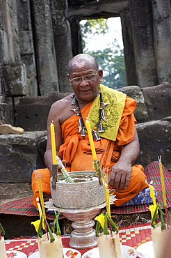 A monk in the Ta Som temple of Angkor, UNESCO World Heritage Site, Siem Reap, Cambodia, Indochina, Southeast Asia, Asia