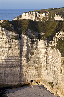 The pebble beach of Etretat and the limestone cliffs of the Cote d'Albatre, Seine Maritime, Normandy, France, Europe