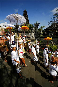 Pilgrims entering the temple of Besakih, Bali, Indonesia, Southeast Asia, Asia