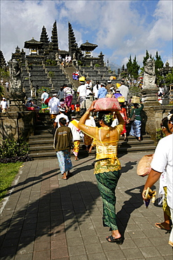 Pilgrims entering the temple of Besakih, Bali, Indonesia, Southeast Asia, Asia