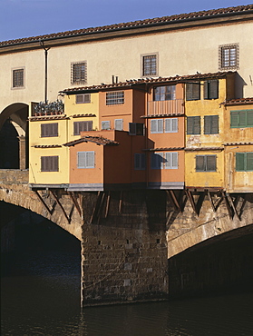 Overhanging medieval workshops on the Ponte Vecchio over the River Arno, Florence, Tuscany, Italy, Europe