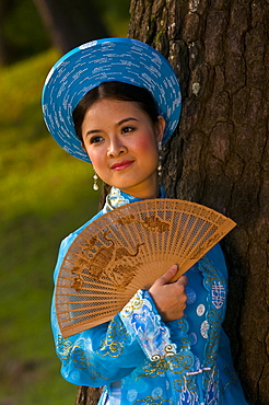 Bride dressed in traditional dress posing for the camera, Hue, Vietnam, Indochina, Southeast Asia, Asia