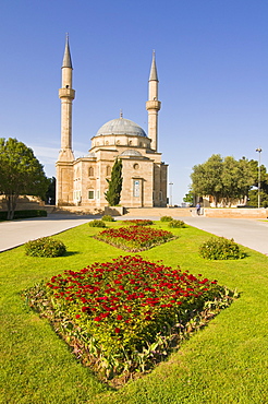 Saidlar Xiyabani, a little Turkish style mosque overlooking Baku, Azerbaijan, Central Asia, Asia