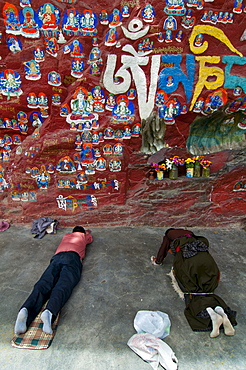 Pilgrims praying before the Blue Buddha in central Lhasa, Tibet, China, Asia