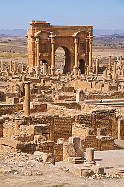 The Arch of Trajan at the Roman ruins, Timgad, UNESCO World Heritage Site, Algeria, North Africa, Africa