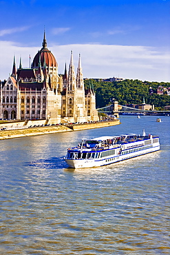 Cruise ship passing the Parliament on the Danube, Budapest, Hungary, Europe