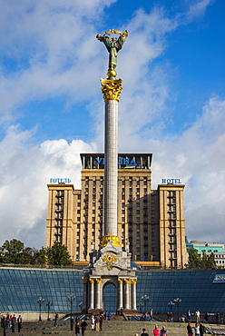 Independence monument on the Maidan Nezalezhnosti in the center of Kiev (Kyiv), Ukraine, Europe 