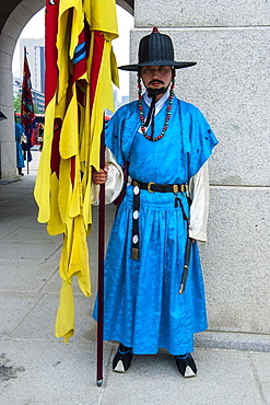 Guard at the Ceremonial changing of the guard, Gyeongbokgung Palace, Seoul, South Korea, Asia