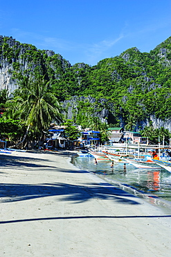 The bay of El Nido with outrigger boats, Bacuit Archipelago, Palawan, Philippines, Southeast Asia, Asia