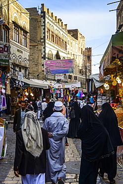 Shopping alley in the Old Town, UNESCO World Heritage Site, Sanaa, Yemen, Middle East