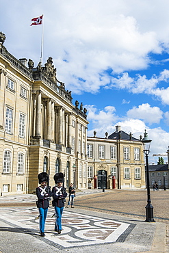 Royal Life Guards, Amalienborg, winter home of the Danish royal family, Copenhagen, Denmark, Scandinavia, Europe