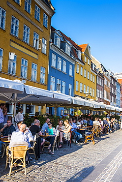 Restaurants in Nyhavn, 17th century waterfront, Copernhagen, Denmark, Scandinavia, Europe