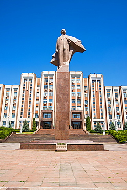 Transnistria Parliament building in Tiraspol with a statue of Vladimir Lenin in front, Transnistria, Moldova, Europe