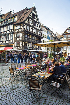 Street cafe on Rue du Maroquin, Strasbourg, Alsace, France, Europe