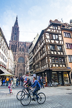 Rue Merciere, Strasbourg Cathedral, UNESCO World Heritage Site, Strasbourg, Alsace, France, Europe