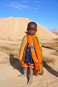 Child at Ilakaka sapphire mines, Ilakaka, Fianarantsoa province, Ihorombe Region, Southern Madagascar, Africa