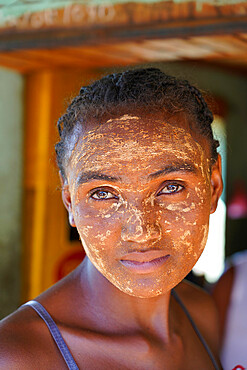 Girl with masonjoany a beauty mask obtained using the powder from the sandalwood of Madagascar shrub, Miandrivazo, Madagascar, Africa