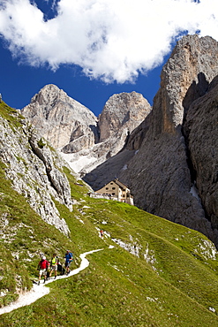 Trekkers and Bergamo alpine refuge, Rosengarten mountain range, Dolomites, South Tyrol, Bolzano province, Italy, Europe