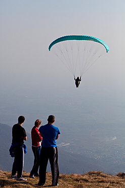 Paragliders flying over Mount Cuarnan, Udine, Friuli, Italy, Europe