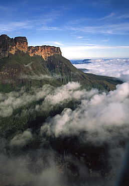 Aerial image of tepuis showing Mount Auyantepui (Auyantepuy) (Devil's Mountain), Venezuela, South America