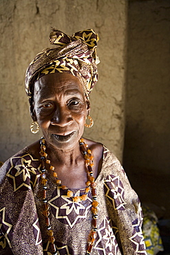 Portrait of a griot (storyteller), woman in Mali, West Africa, Africa