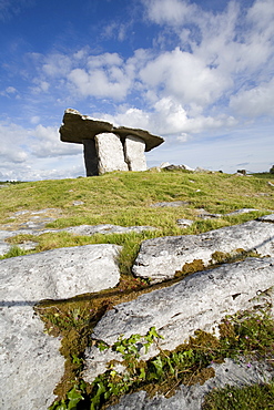 Poulnabrone Dolmen (Poll na mBron) (Hole of Sorrows), a Neolithic portal tomb probably dating from between 4200 to 2900 BC, Burren, County Clare, Munster, Republic of Ireland, Europe