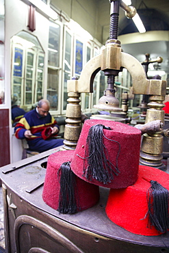 Fez maker in Khan el-Khalili market, Islamic District, Cairo, Egypt, North Africa, Africa