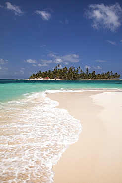 Sandy beach with Diablo Island (Niatupu) in background, San Blas Islands, Caribbean Sea, Panama, Central America