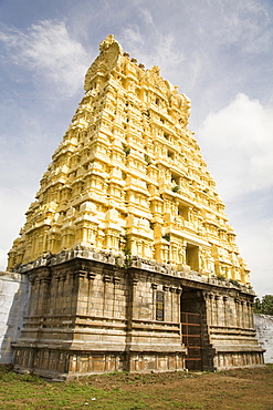 A Dravidinian gopuram (temple gateway) at the Ekambereshwara Temple in Kanchipuram, Tamil Nadu, India, Asia