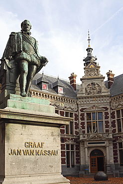 Statue of Count (Graaf) Jan van Nassau, 1536 to 1606, at the Domplein, Utrecht, Utrecht Province, Netherlands, Europe