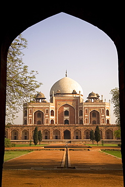 The Mughal emperor Humayan's Tomb, UNESCO World Heritage Site, viewed through an arch, Delhi, India, Asia