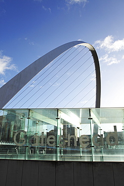 Gateshead Millennium Bridge over the River Tyne, Newcastle Quayside, Newcastle-upon-Tyne, Tyne and Wear, England, United Kingdom, Europe