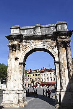 Arch of the Sergii, erected after the Battle of Actium, dating to 27BC, a Roman triumphal arch, Pula, Istria, Croatia, Europe