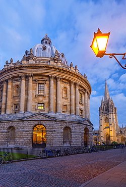 Radcliffe Camera and University Church of St. Mary the Virgin beyond, Oxford, Oxfordshire, England, United Kingdom, Europe