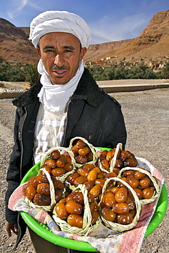 A Moroccan man wearing a traditonal turban and selling dates near the village of Ziz.