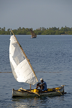 Mitumbi and a dhow sailing in the Quirimbas archipelago off the coast of northern Mozambique, Indian Ocean, Africa